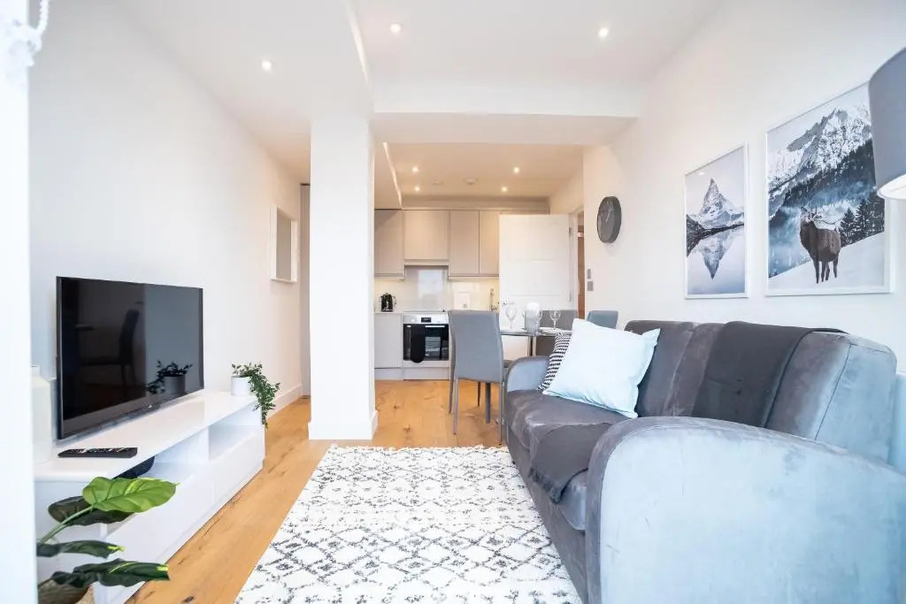 Deluxe & Chic 1 & 2 Bed Apts near Heathrow, Legoland, & Windsor Slough
