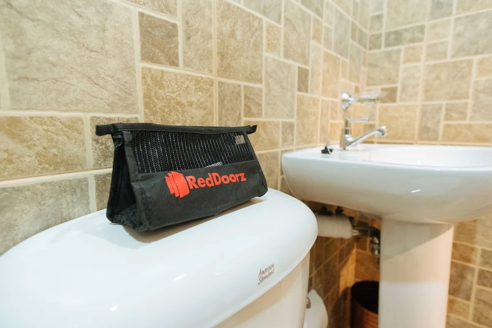 RedDoorz Plus near Osmena Highway 2 - Quarantine Hotel