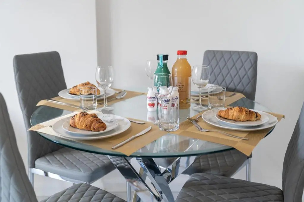 MAEVELA Apartments - Ultra Lavish Luxury 2 Bed Apartment City Centre - With BALCONY - FREE SECURE PARKING - PS4 & Smart TV's