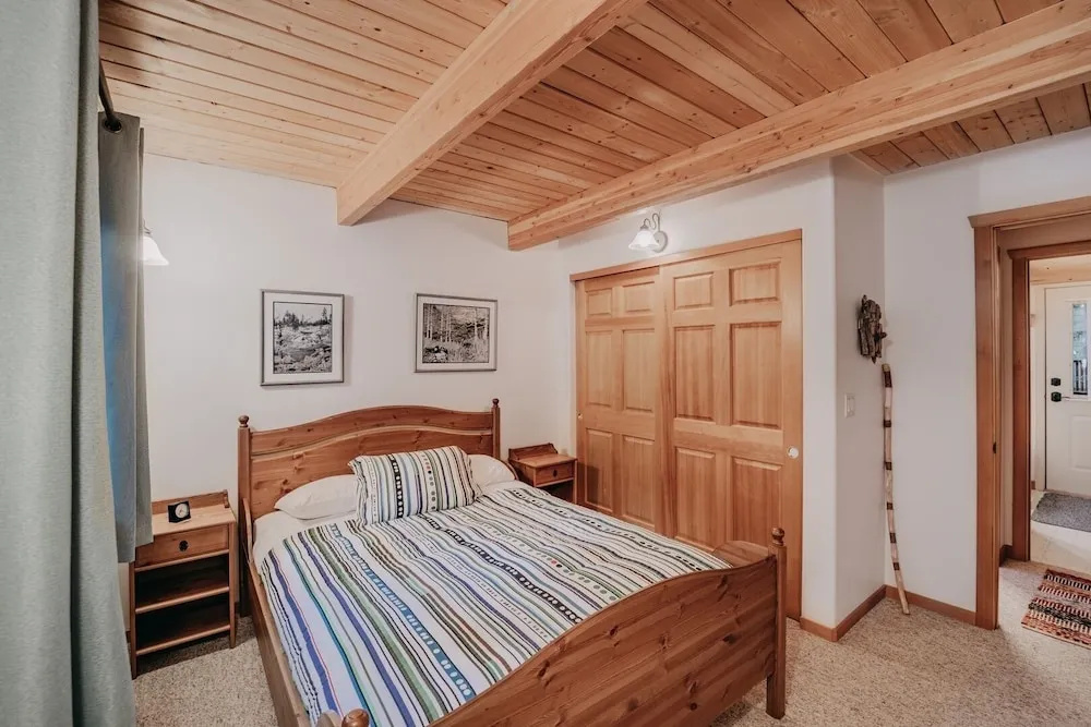 75sl - Wifi - Bbq - Pets Ok - Sleeps 6 2 Bedroom Home by RedAwning