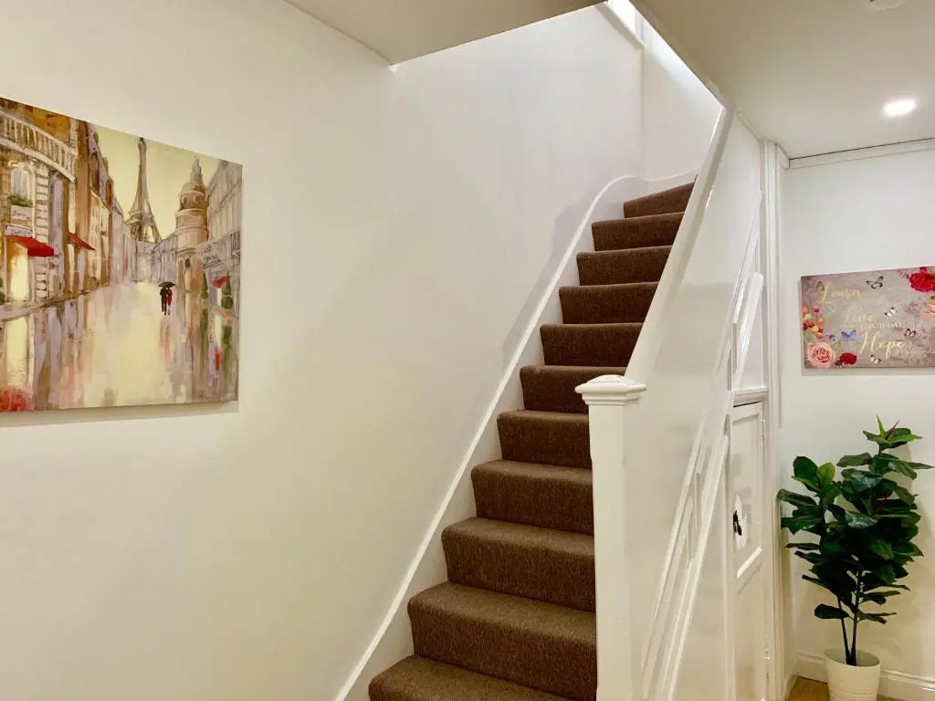 4 Bedrooms, 3 Baths, Full Kitchen and Lounge, Garden, Free Parking