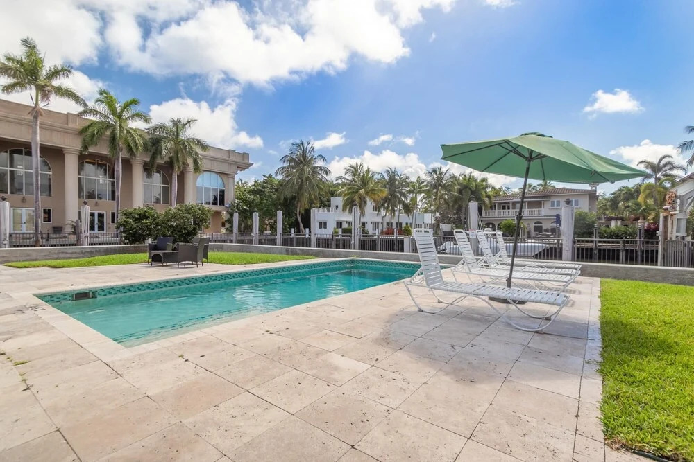 Water Front House Best Deal Walk to Beach Heated Pool 3 Bed Rooms Sleeps 6