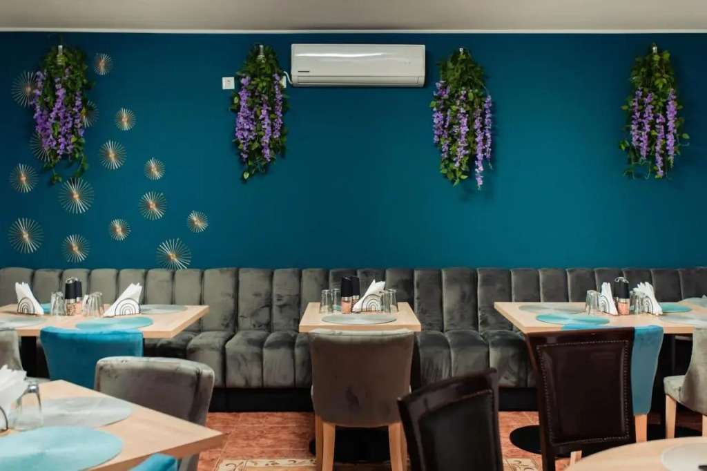 Hotel Roxy & Maryo- Restaurant -Terasa- Loc de joaca pentru copii -Parcare gratuita