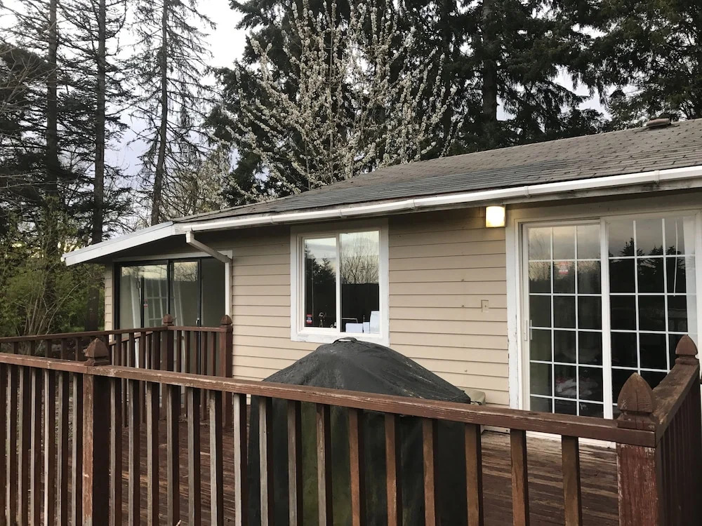 Large Redmond House Close to Downtown