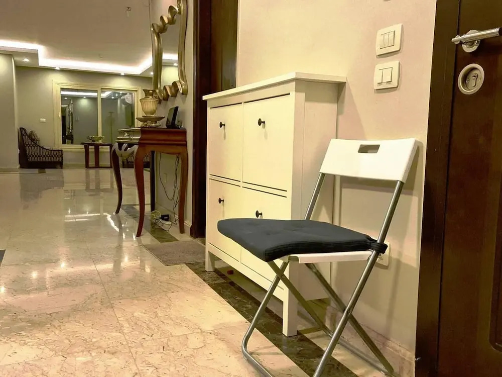Spacious Executive Luxury Apartment With Balcony