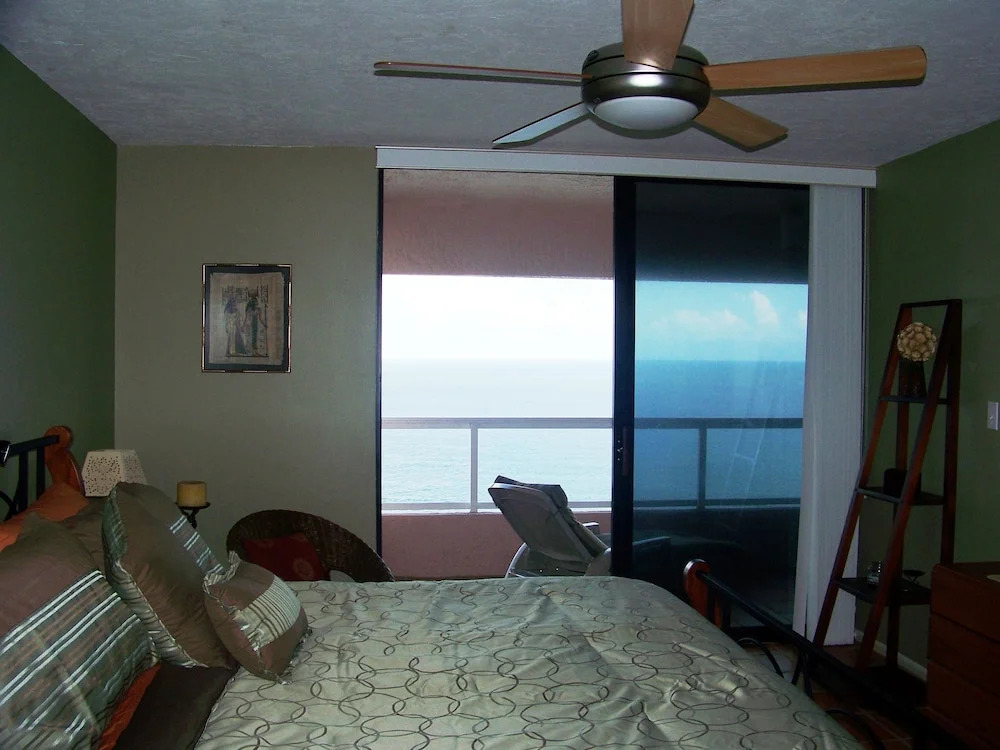 Crescent Beach Club 14C Apartment