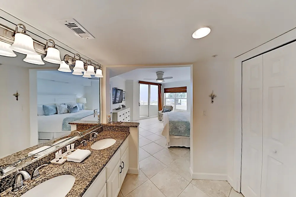 Beachfront W/ 3 Pools, Spa, Marina & Tennis 3 Bedroom Condo