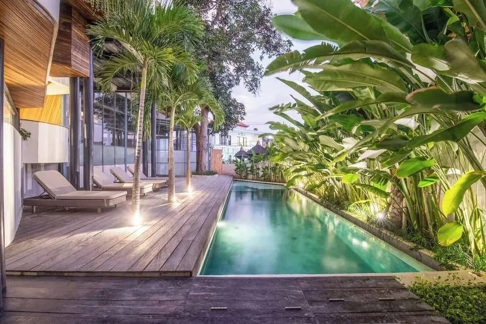 1BR Loft Art Deco Shared Pool, 700m to Echo Beach