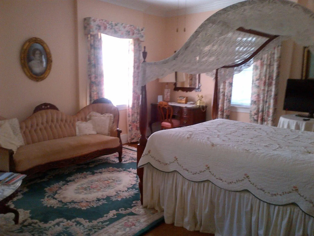 The Virginia Cliffe Inn