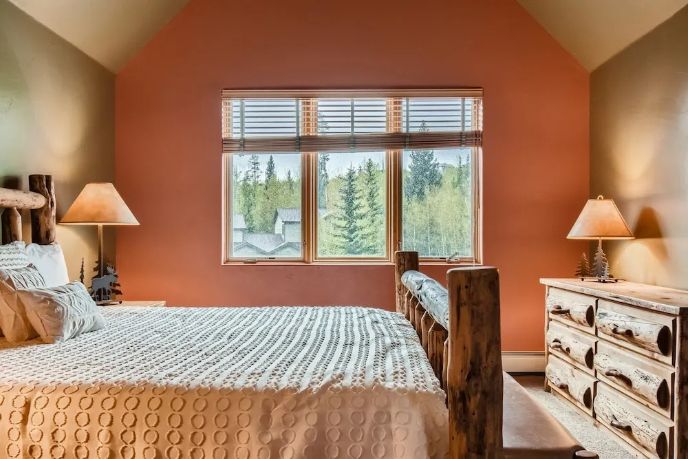42 Burgundy 4br 3.5ba 4 Bedroom Townhouse by RedAwning