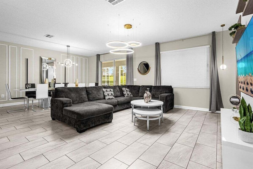 9052SD Newly Furnished 9BR Villa Steps from Clubhouse