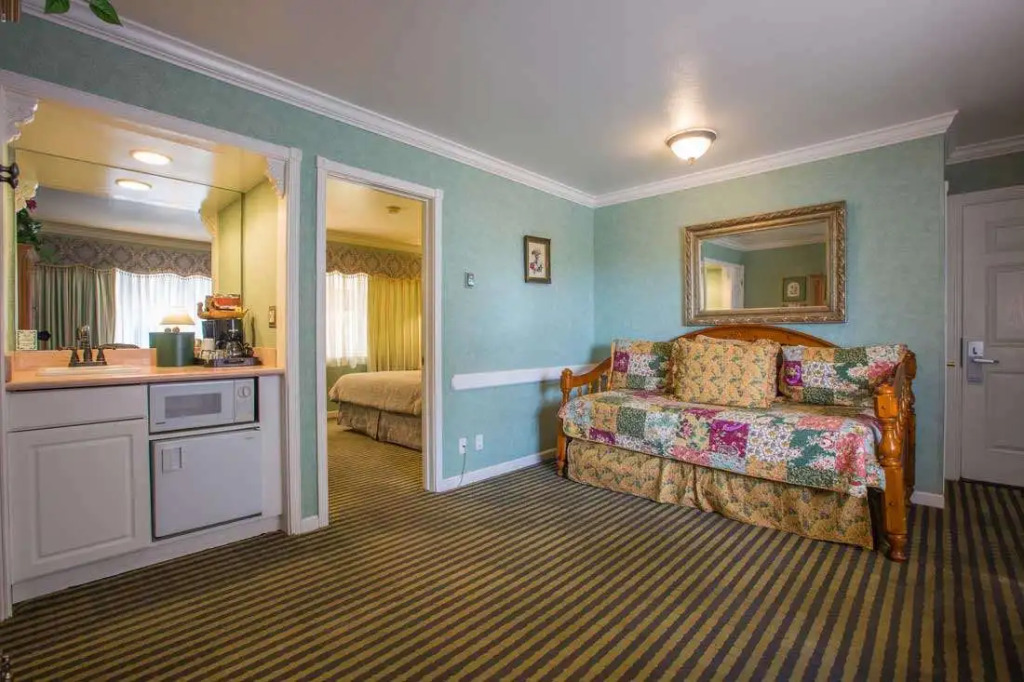 Carmel Inn & Suites
