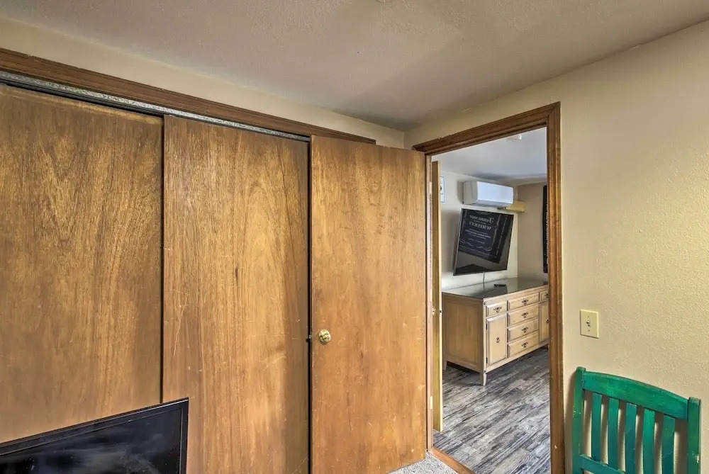 Dtwn Sheboygan Apt Above Local Bar!