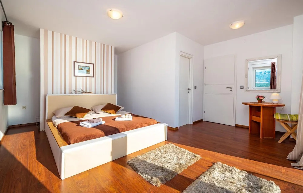 Amazing Home in Novigrad With 5 Bedrooms, Wifi and Outdoor Swimming Pool