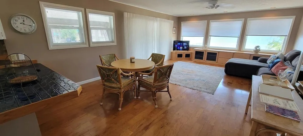 Sunset Dreams off Bay Large Home Sleeps 14 3 Bedroom Home by Redawning