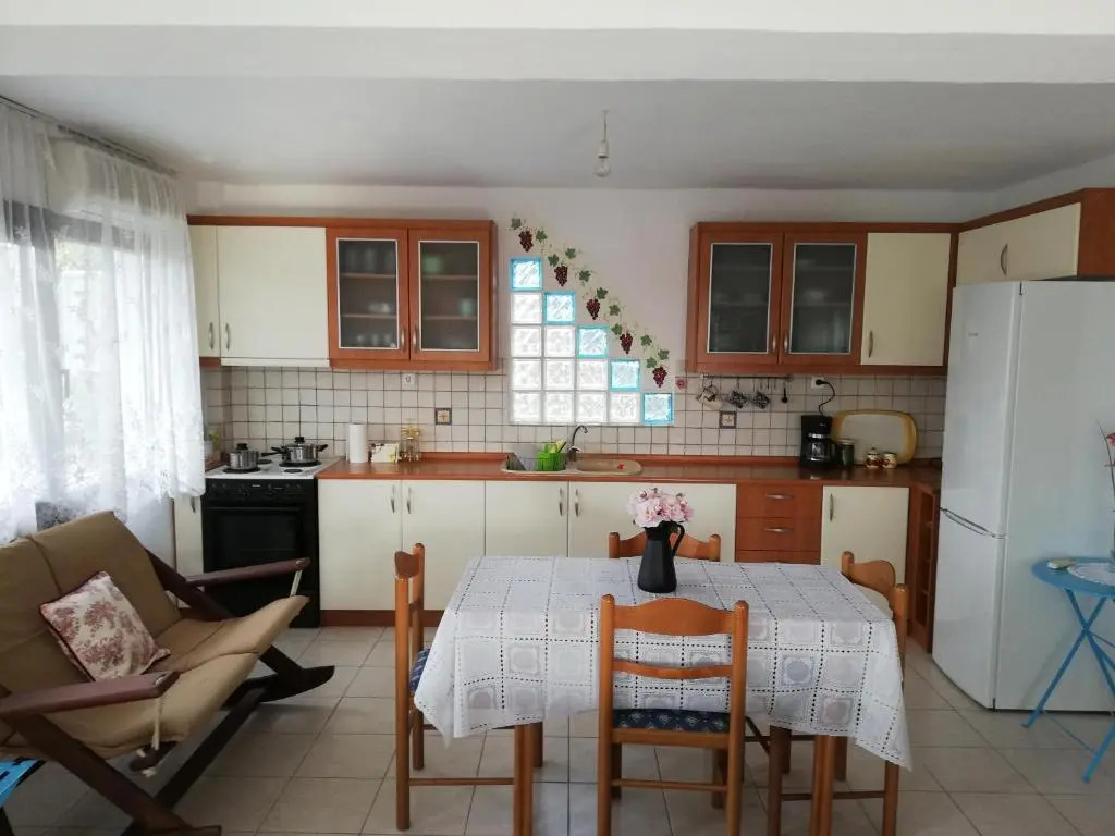 Doras House comfortable apartment with a yard and view