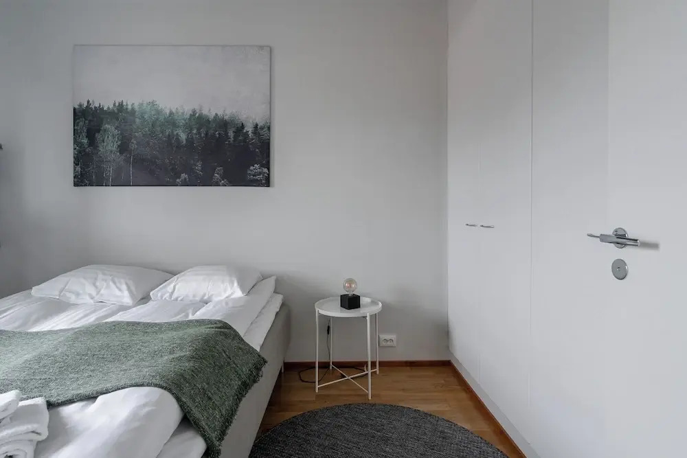 Modern 1BR Apt with Sauna, Balcony & Free Parking