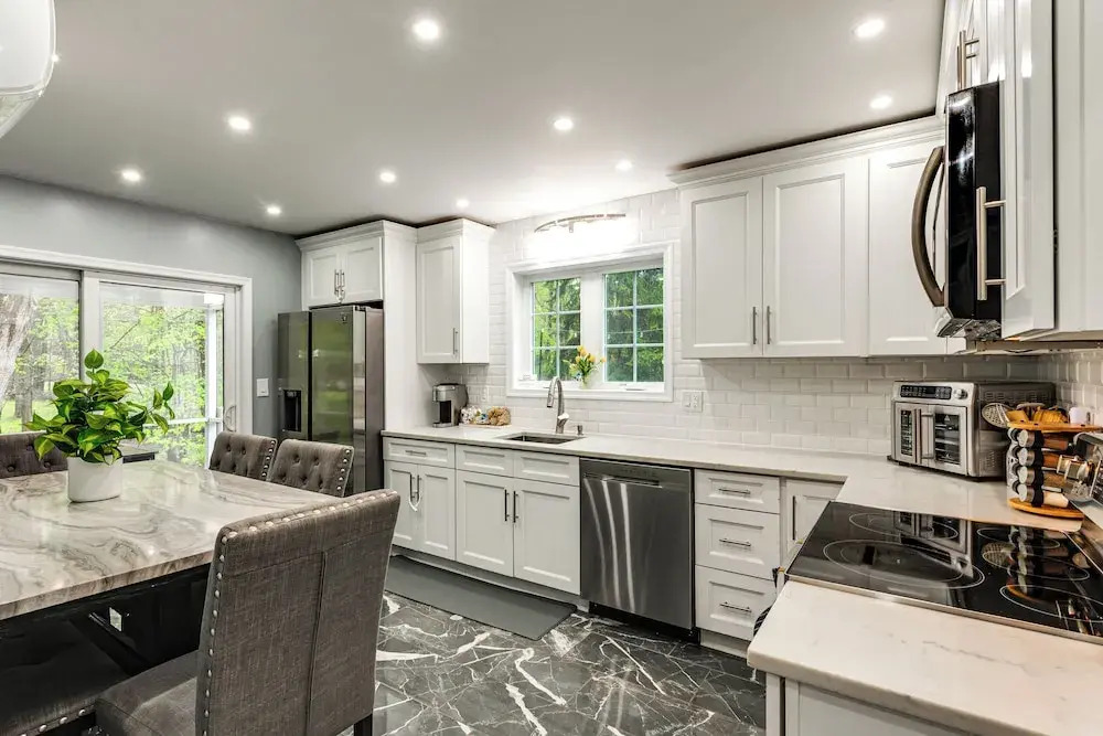 < 2 Mi to Big Bass Lake: Modern Mtn Chalet!