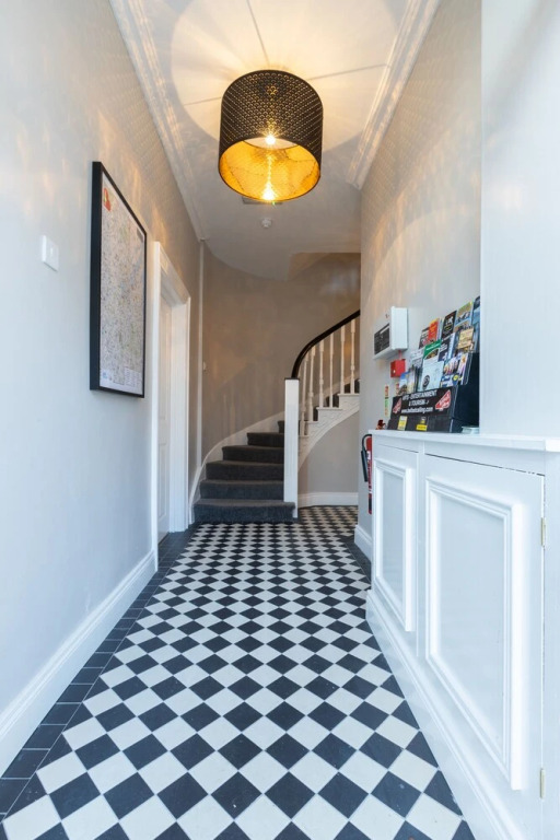 5 Eglantine Place