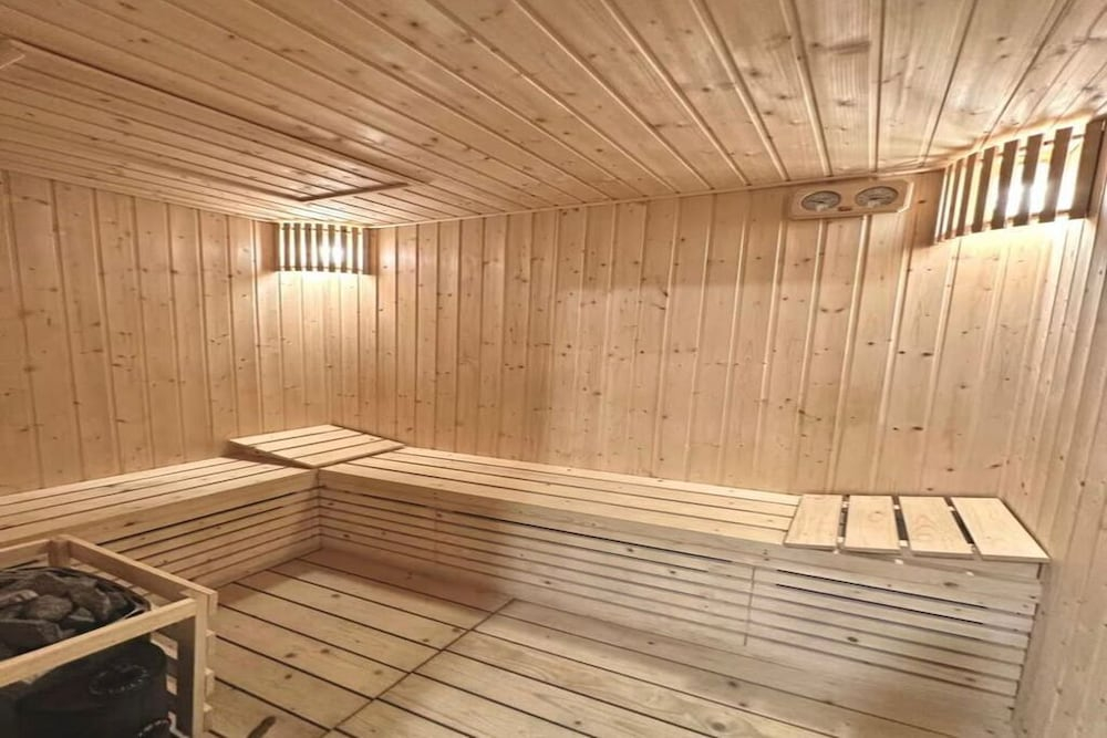 1BR Condo Gym Sauna Pool 650m Beach C271