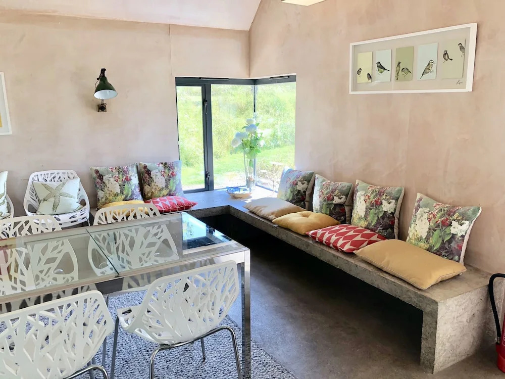 Large Boutique Holiday House With hot tub Near Bath