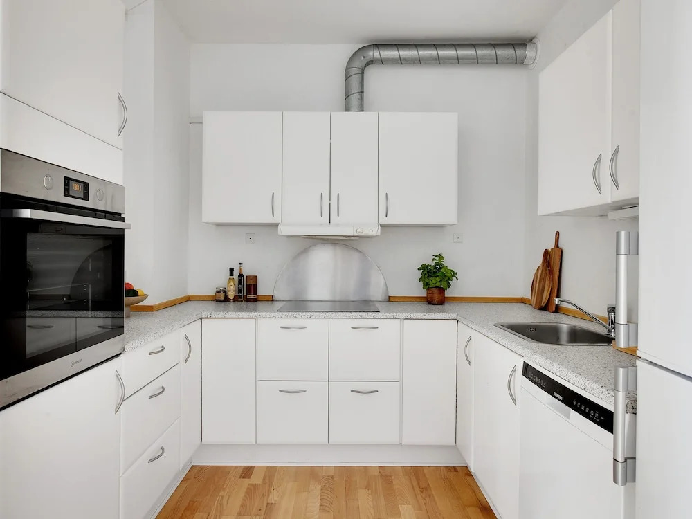 Constantin - Chic 2-bdr Apt With Balcony