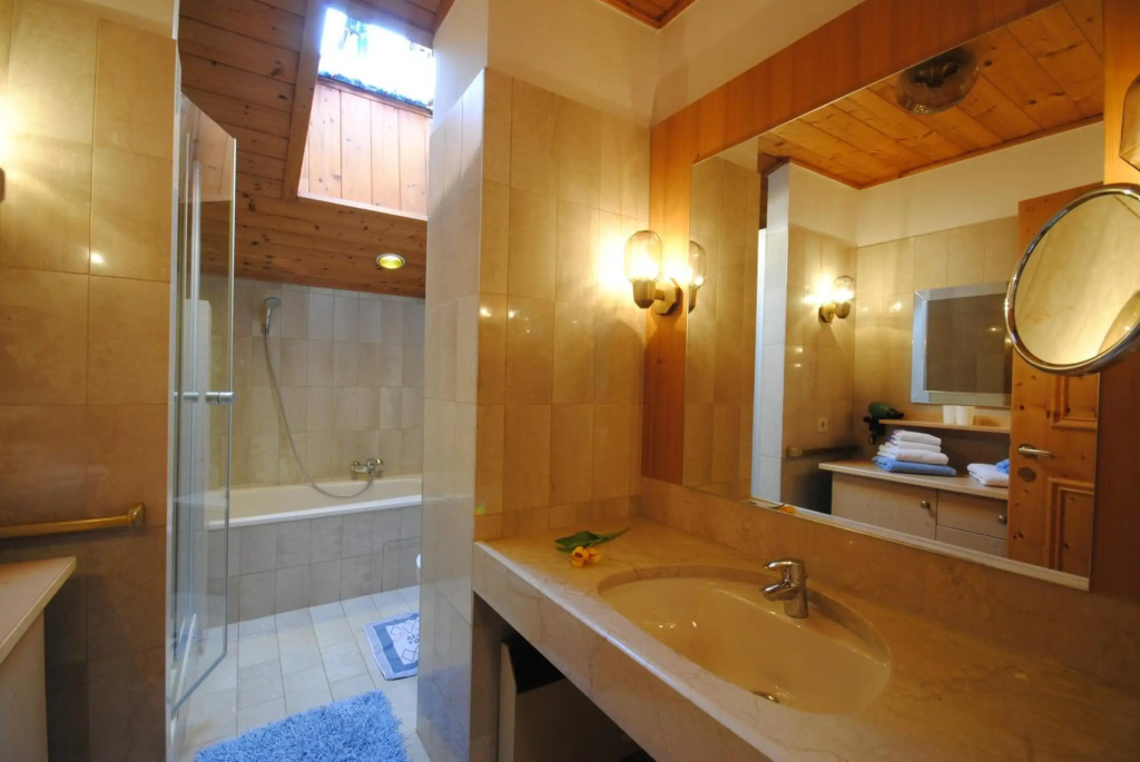 PEOPLES Hotel