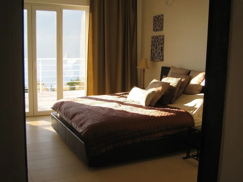 Remarkable 4-bed Villa in Denovici