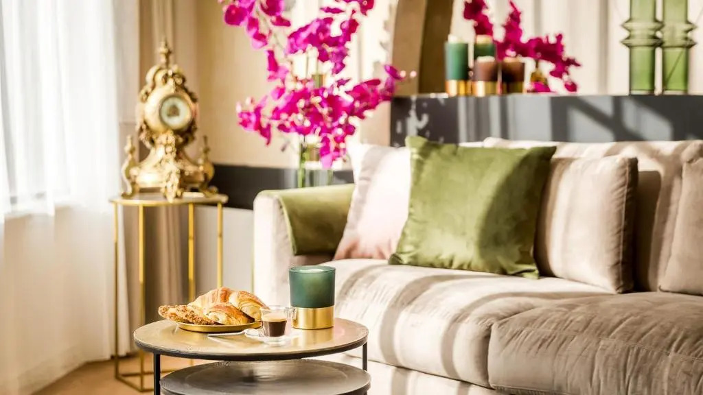 Luxury 6 Bedroom 5 bathroom Palace Apartment - Louvre View