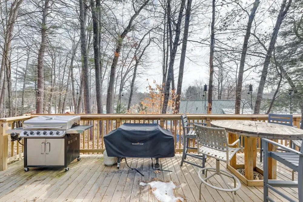 Lovely Maine Cabin w/ Deck, Gas Grill & Fire Pit!