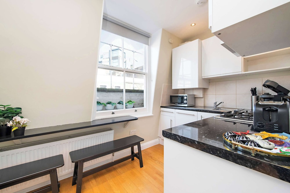 Charming Central London Retreat by Frankie Says