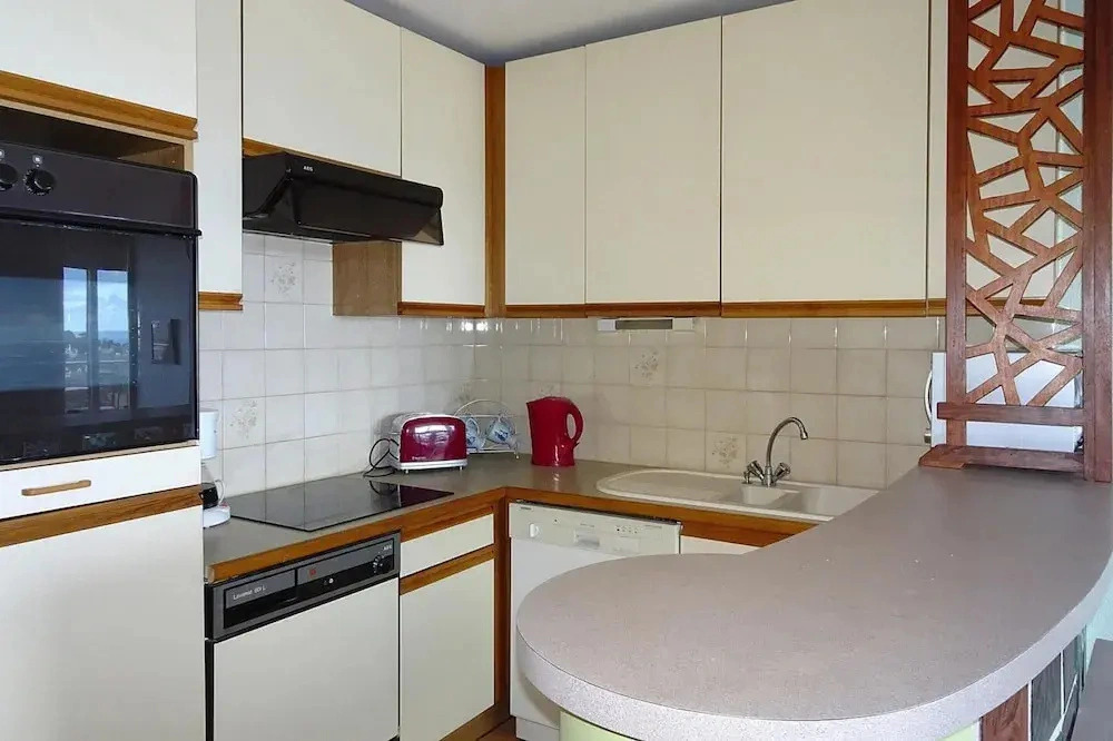 Apartment in St Quay Near Seven Beaches