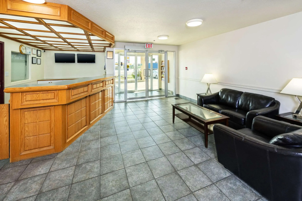 Lakeview Inn & Suites - Edson East