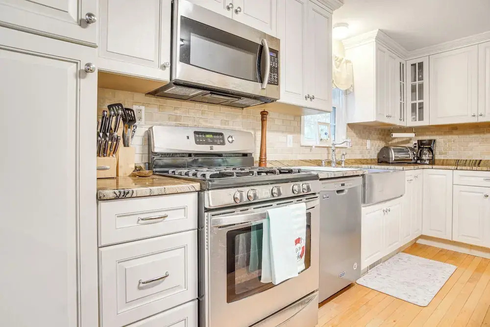 Beach & Lake Access: Group Getaway in Mashpee!