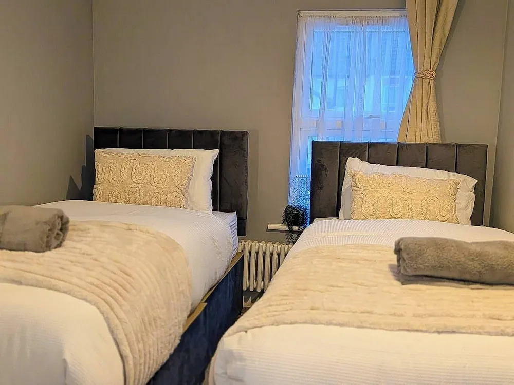Luxury 3BR Home 20 Mins to London Garden Wi-fi