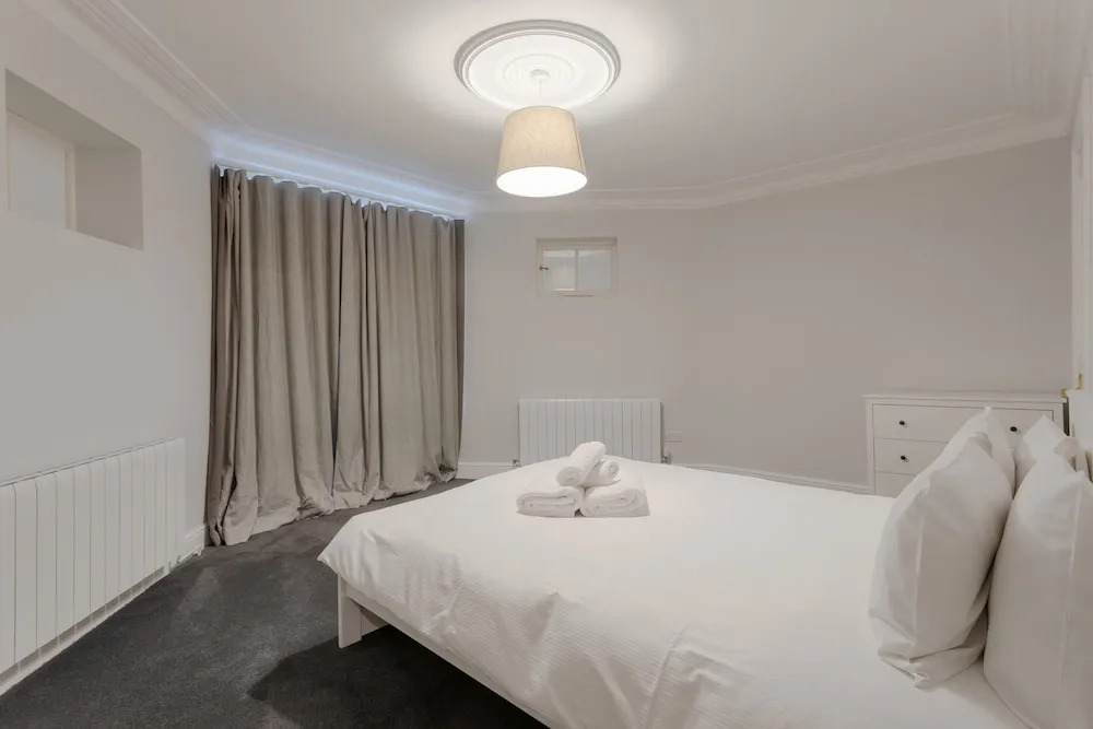 3 Bedroom House With Garden in Brondesbury