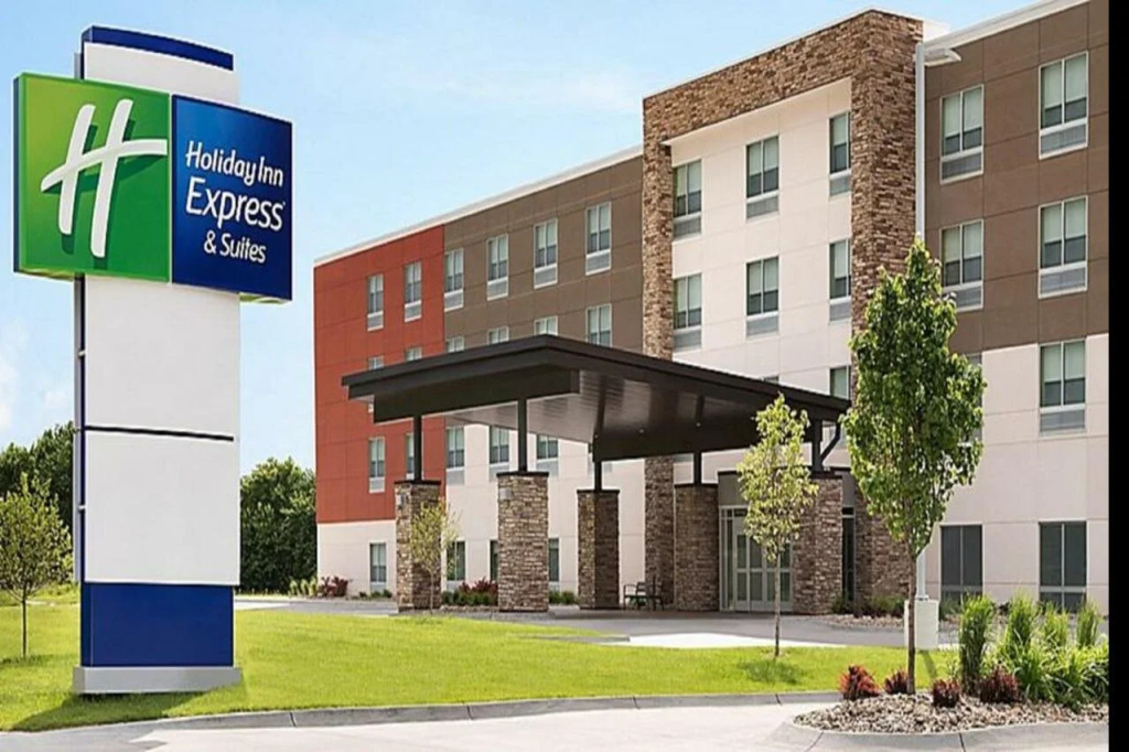 Holiday Inn Express & Suites - Grand Rapids Airport - South by IHG