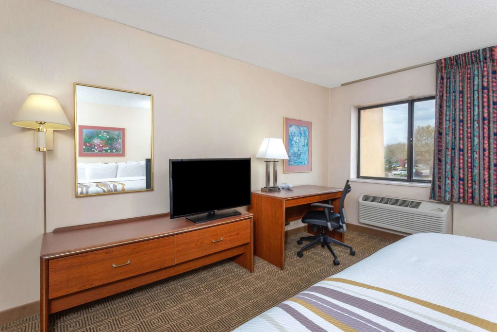 Norwood Inn & Suites By BlissPoint