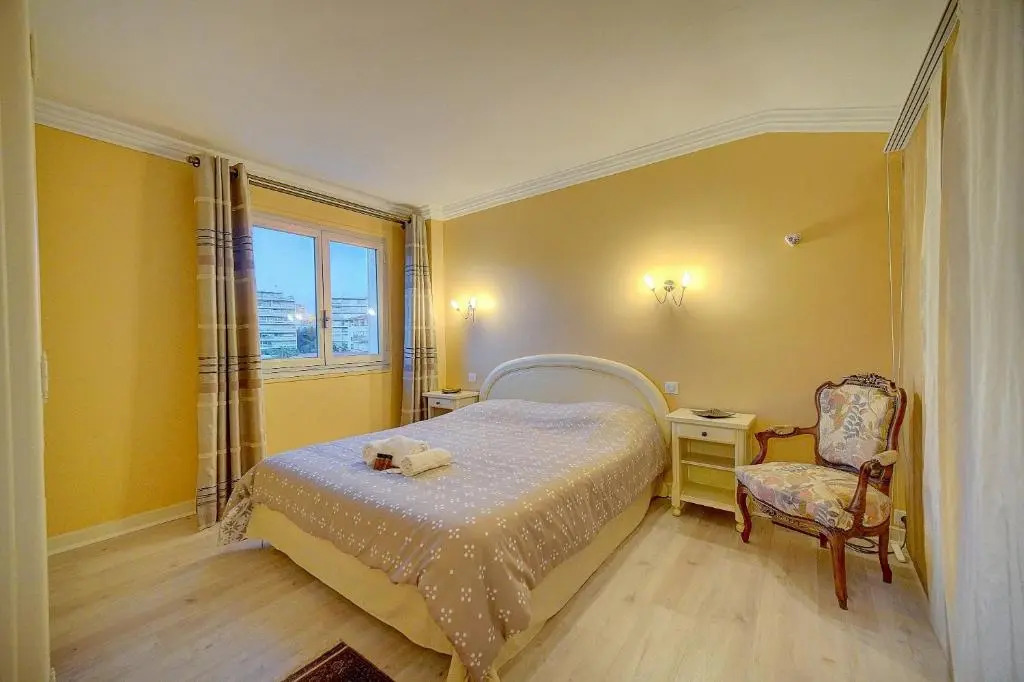 SUPERBE DUPLEX IDEALEMENT SITUE PROCHE PLAGES AVEC GRANDE TERRASSE VUE PORT !l A1B59