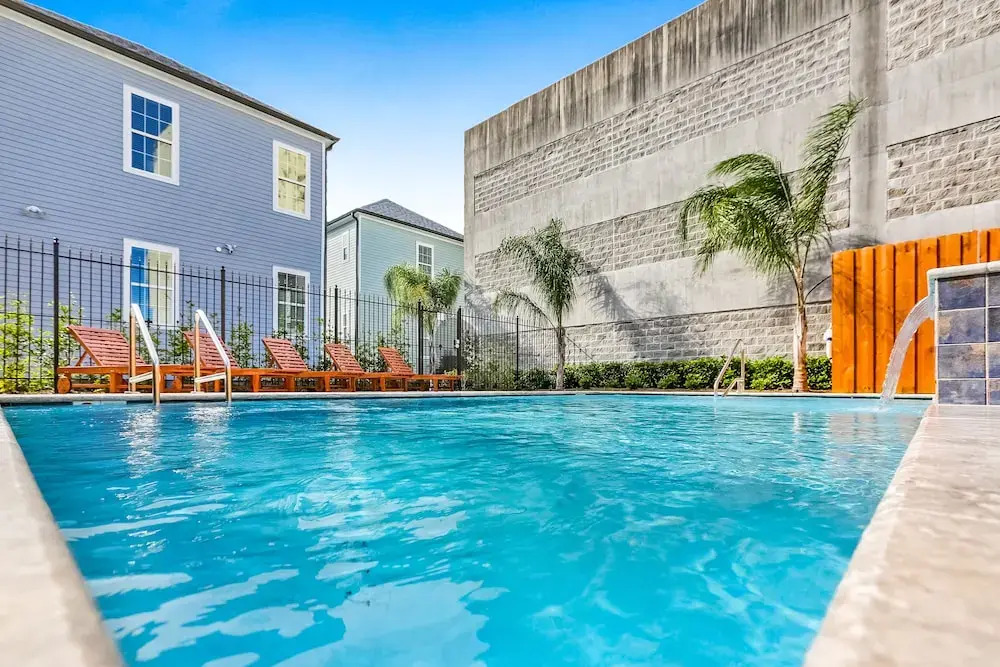 Spacious 5 BR Retreat with Pool - Near It All