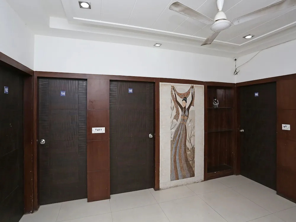 OYO 14389 Diplomat Suites