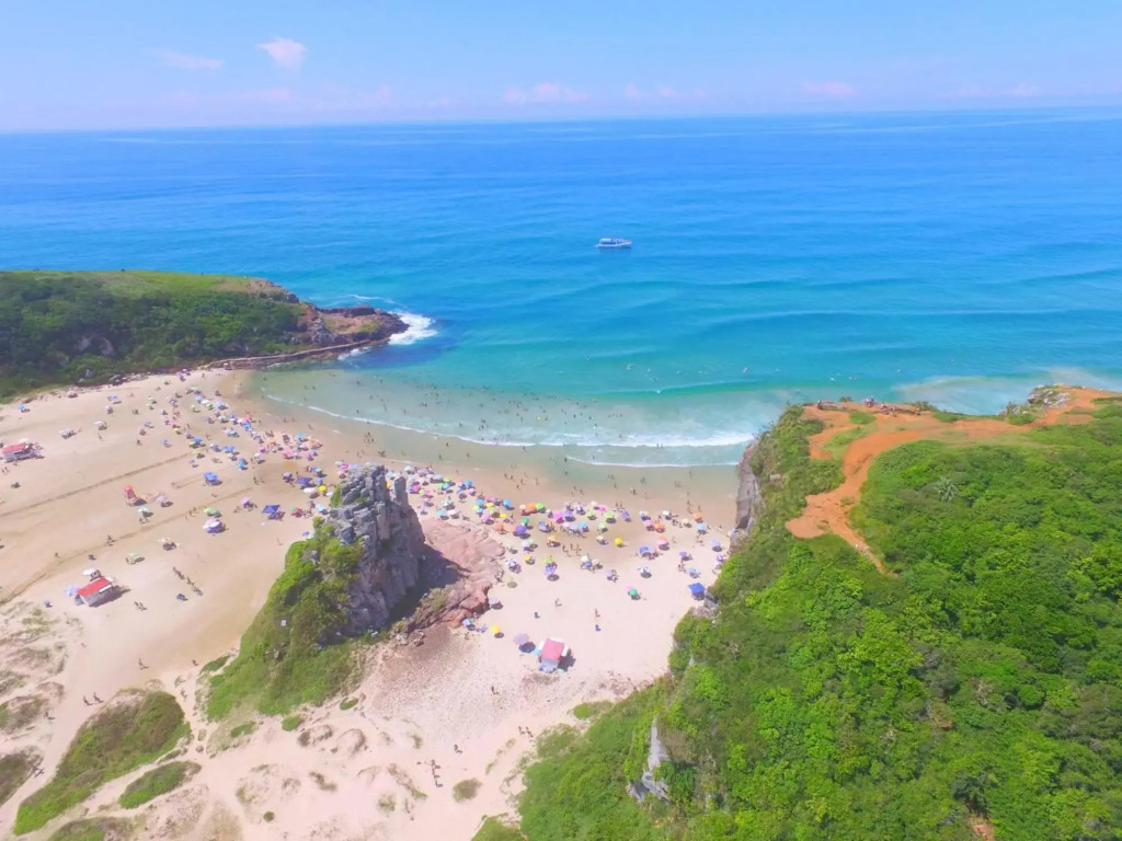 CASA completa em TORRES-RS - Na mais bela praia Gaúcha - Cozinha - Banheiro - Ar condicionado - Smart TV 32 Android Apps Youtube - Netflix - Prime Vídeo e Wi-Fi - Estacionamento - Acomoda até 10 pessoas - Anfitriã Superhost no BnB