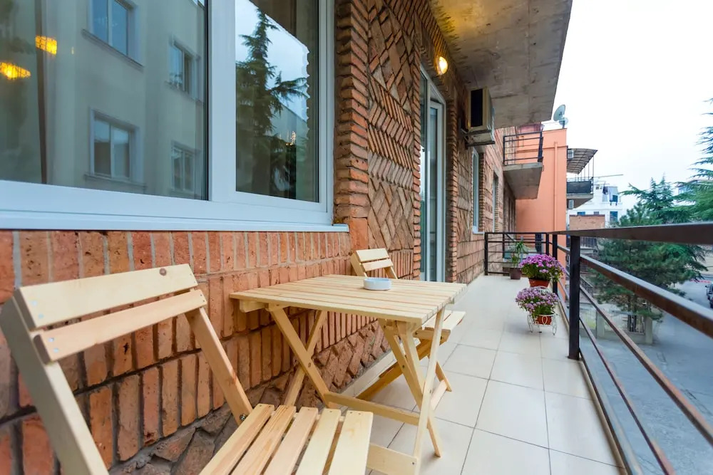 Falcon Apartments - Metekhi