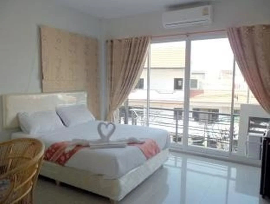 Gold Dolphin Pattaya