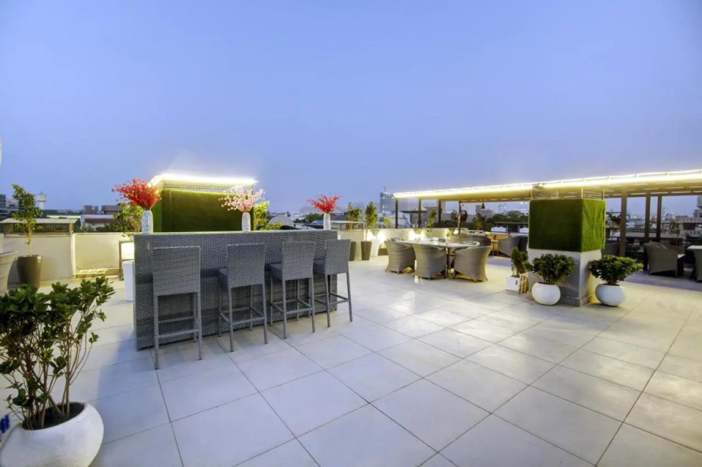Saltstayz Premier - Galleria Market Road & Sector 27