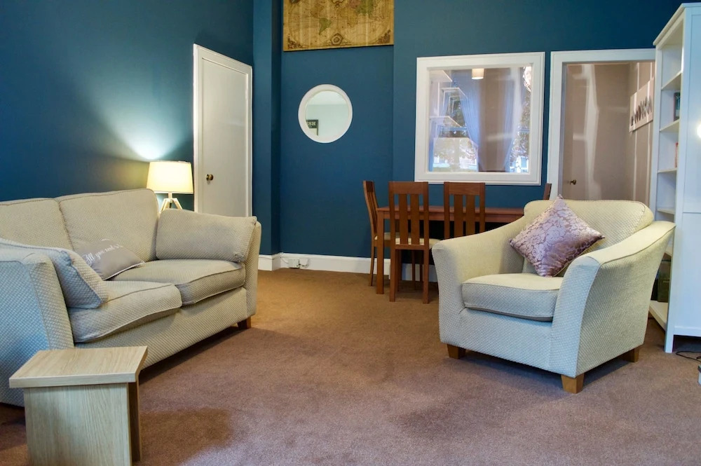 2 Bedroom Abbeyhill Apartment