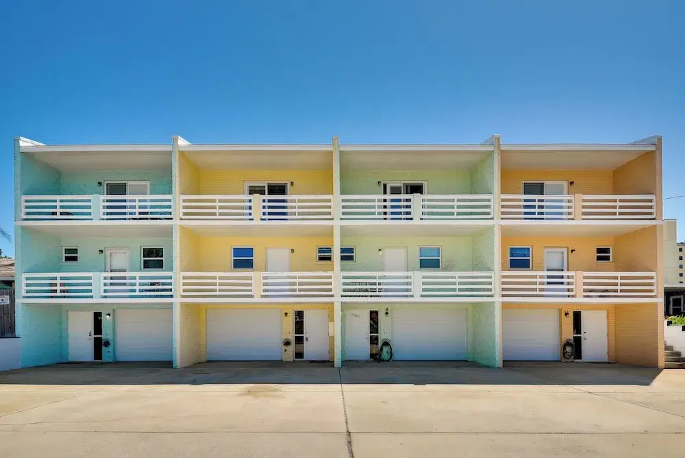 Florida Getaway - Balconies, Grill & Near Beaches!