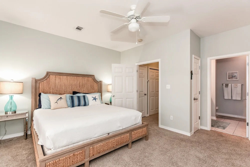 455 Hidden Lake Way House - 4 Br home by RedAwning