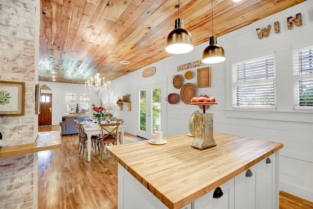 Luxurious Home Near Main With Fire pit and Outdoor Bar