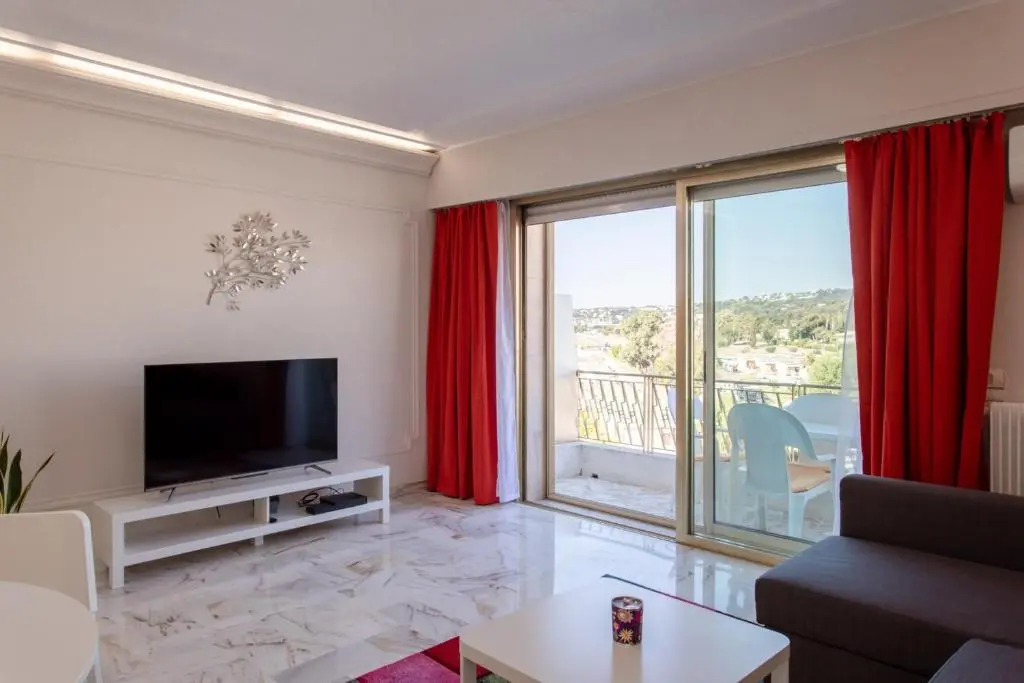 Superb apartment with terrace and sea view near beaches and city center